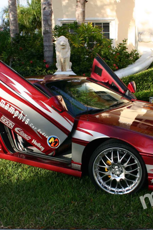 Красивый автомобиль Pontiac Fiero