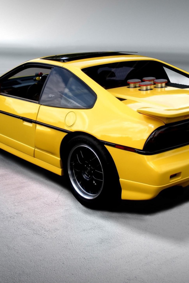 Красивый автомобиль Pontiac Fiero в Москве