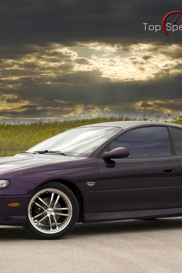 Красивый автомобиль Pontiac GTO