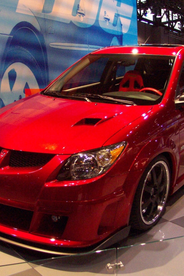 Красивый автомобиль Pontiac Vibe в Москве