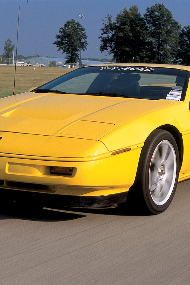 Автомобиль марки Pontiac модели Fiero