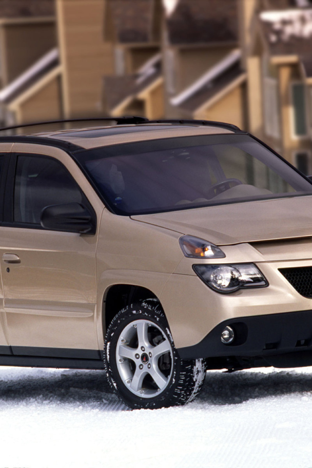 Автомобиль Pontiac Aztec на дороге