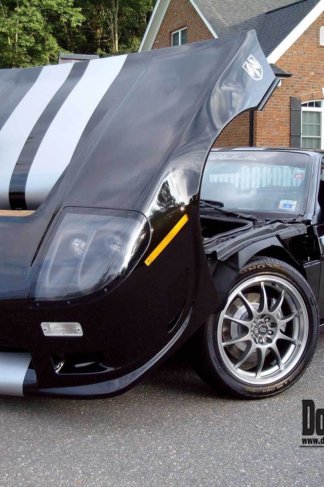 Автомобиль Pontiac Fiero на дороге