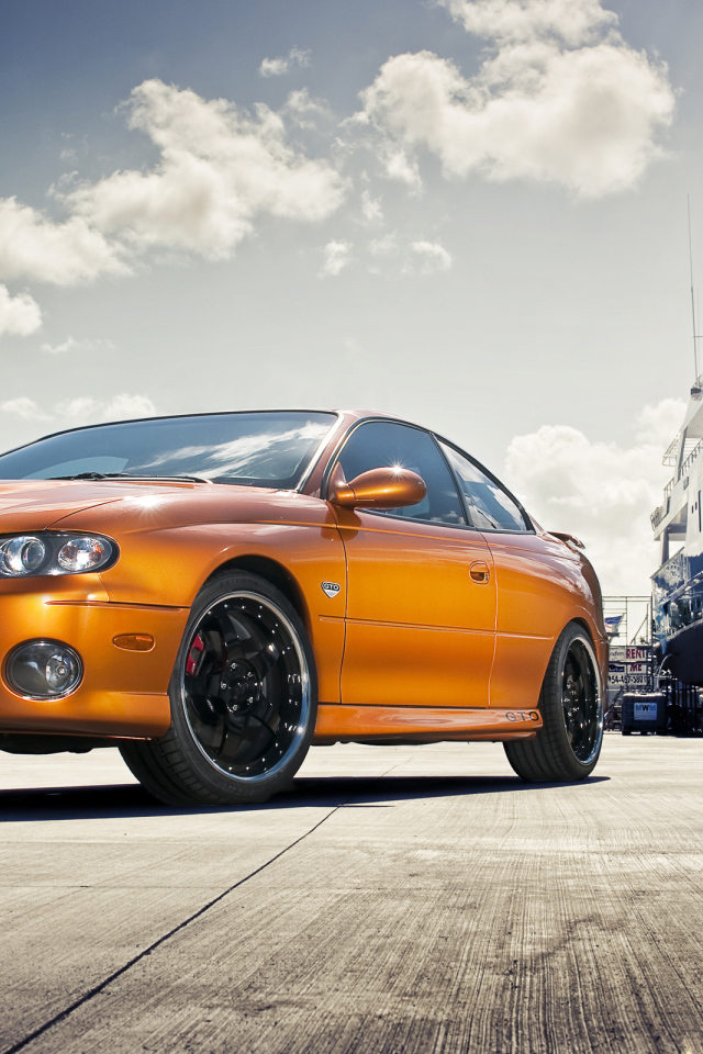 Автомобиль Pontiac GTO на дороге