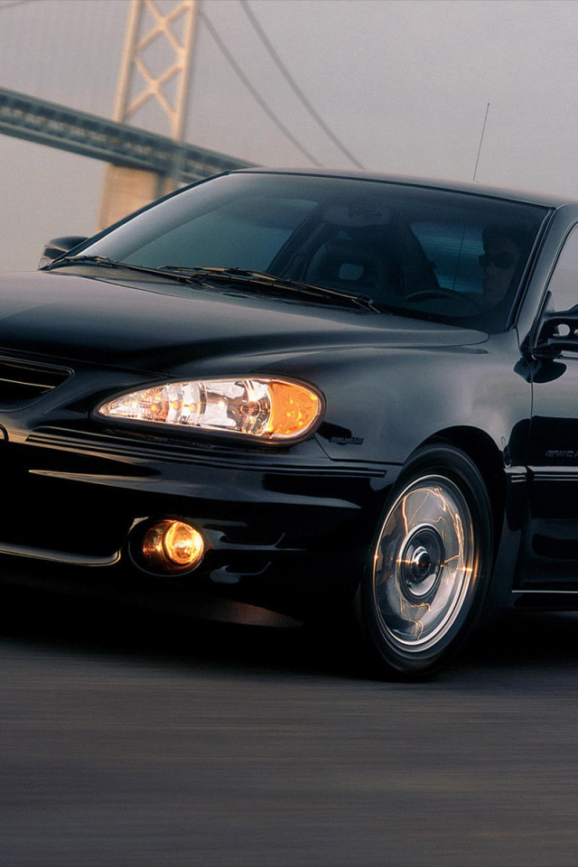 Автомобиль Pontiac Grand Am на дороге