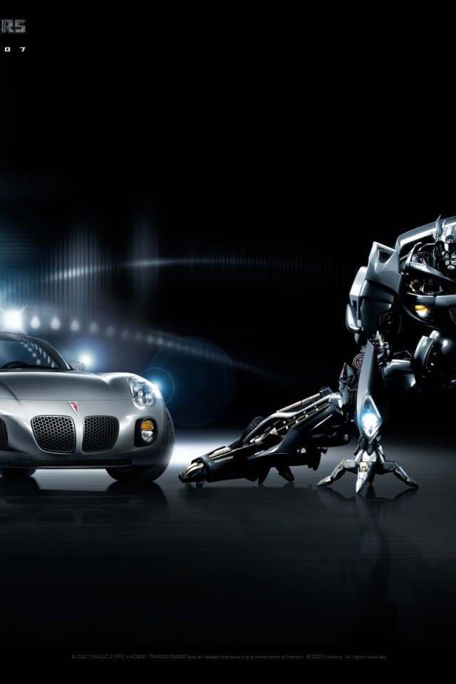 Автомобиль Pontiac Solstice на дороге