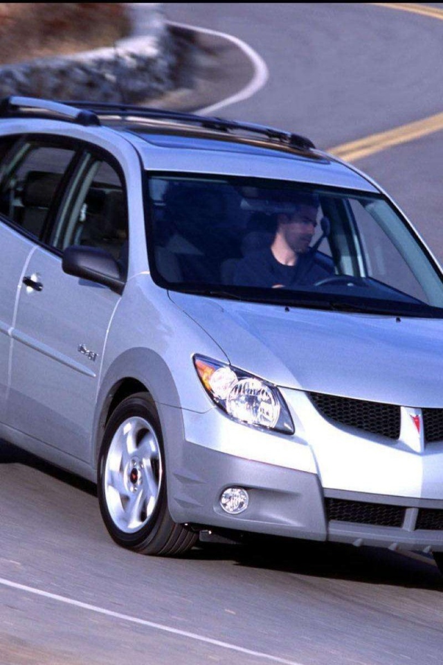 Автомобиль Pontiac Vibe на дороге