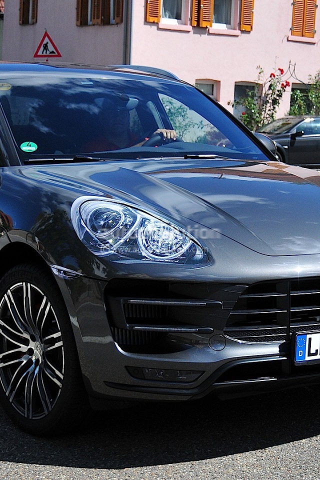 Городской пейзаж с Porsche Macan