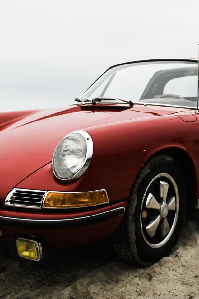 Старый Порш на пляже