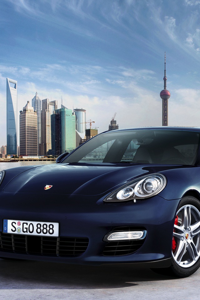 Porsche Panamera на фоне города