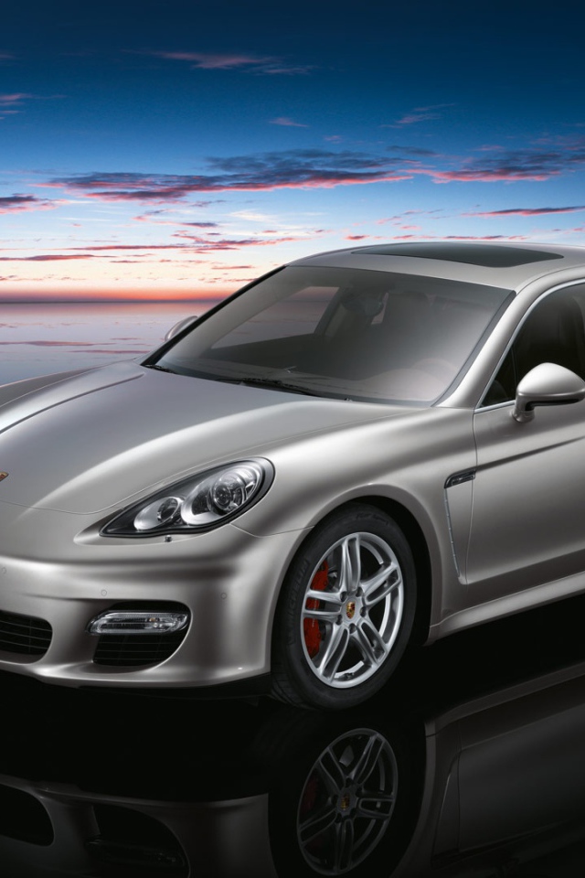 Серебристый Porsche panamera turbo