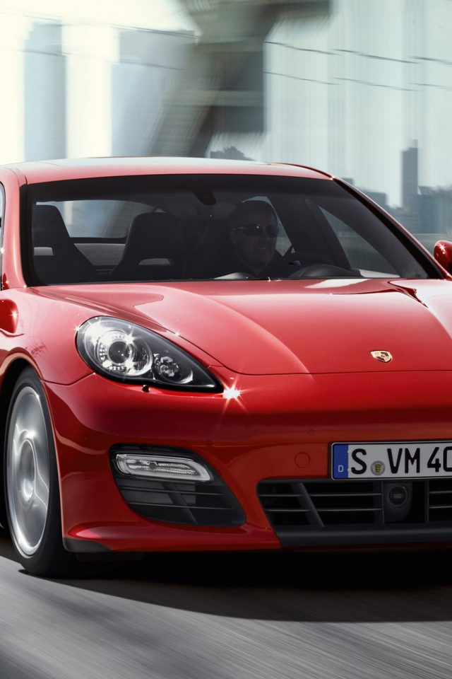 Красный Porsche Panamera