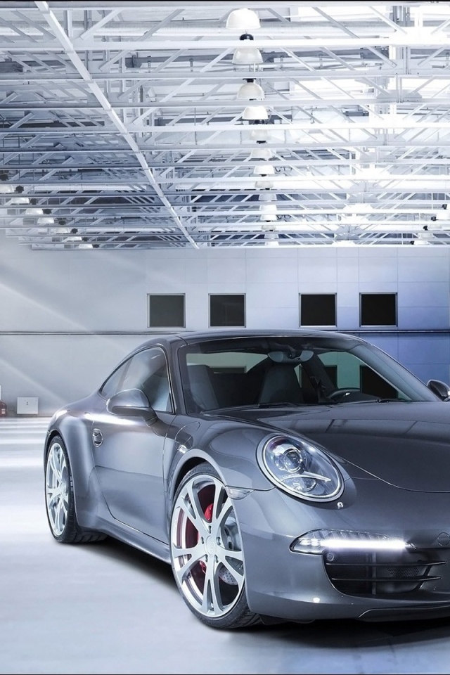 Серебристый автомобиль Порш