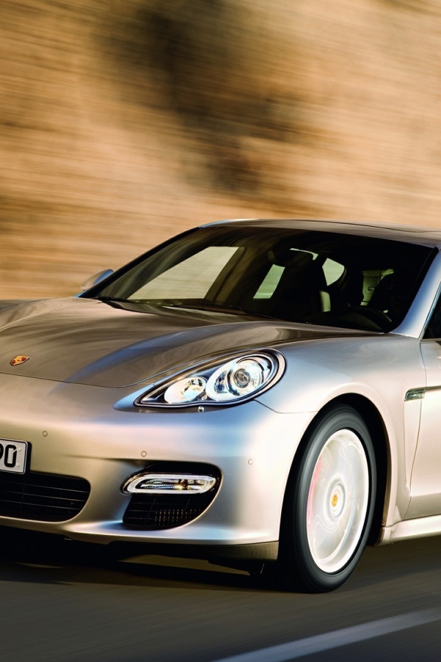 Серебристый Порш на дороге