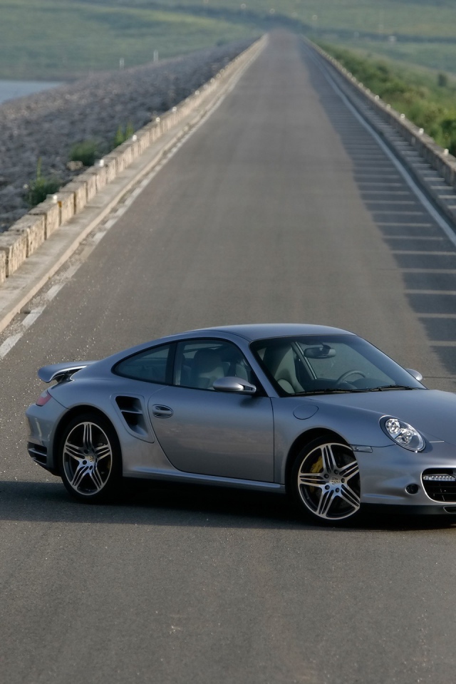 Серебристый Порш 911