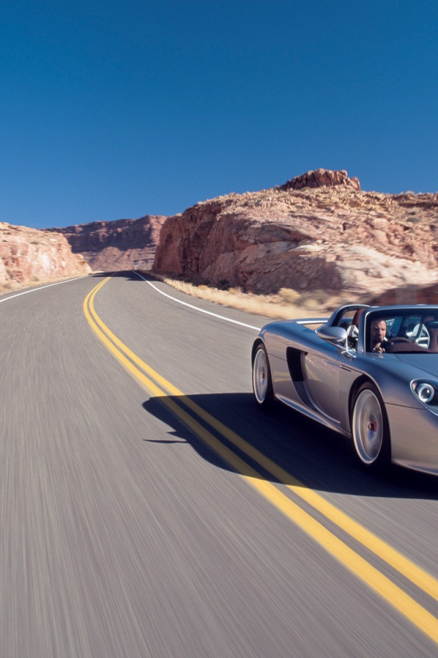 Серебристый Порш в действии