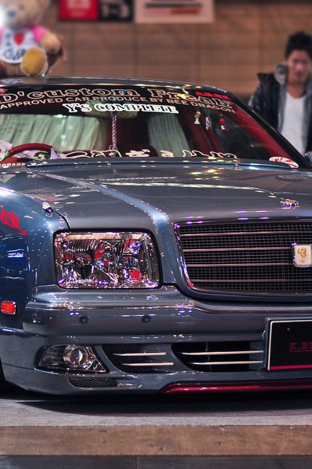 Автомобиль с мишкой на крыше