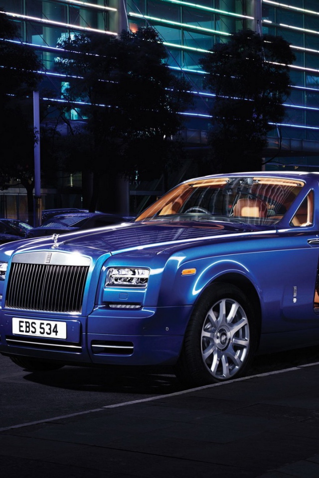 Девушка выходит из автомобиля