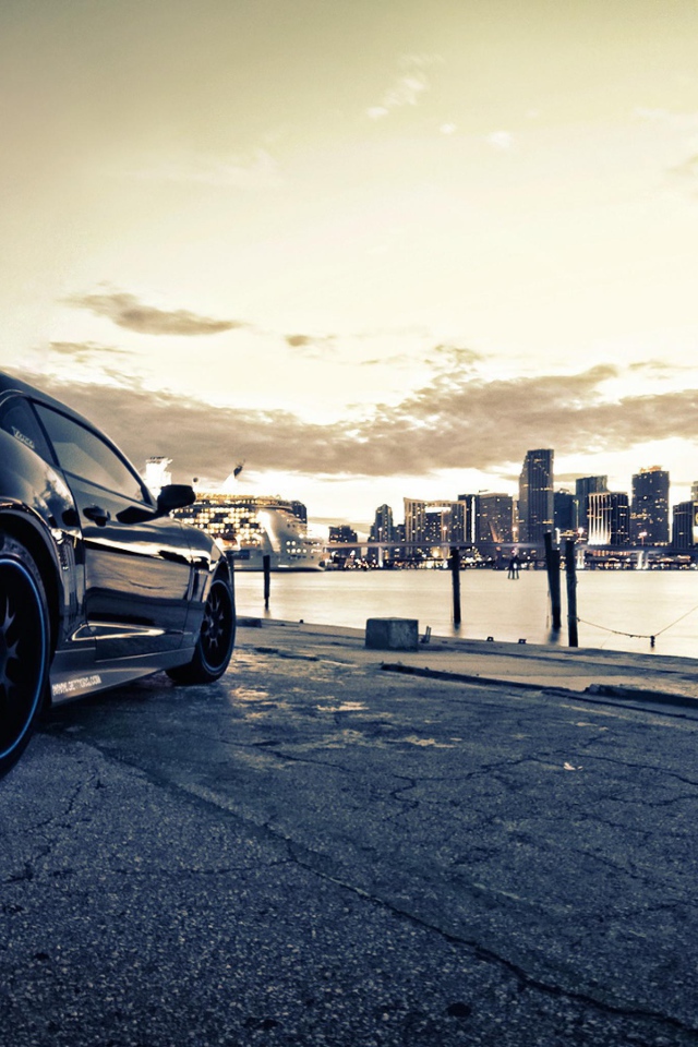 Спортивный автомобиль на фоне города