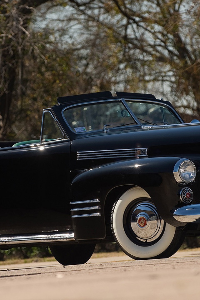 Старинный черный кабриолет