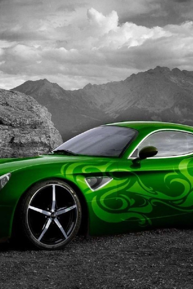 Зеленый автомобиль на черно белом фоне