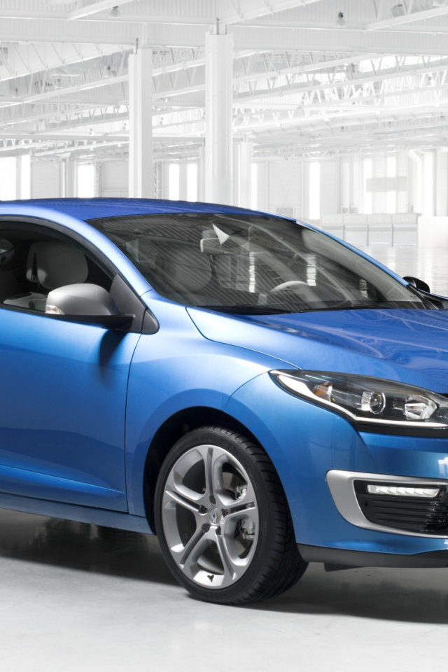 Автомобиль Renault Megane 2014 на дороге