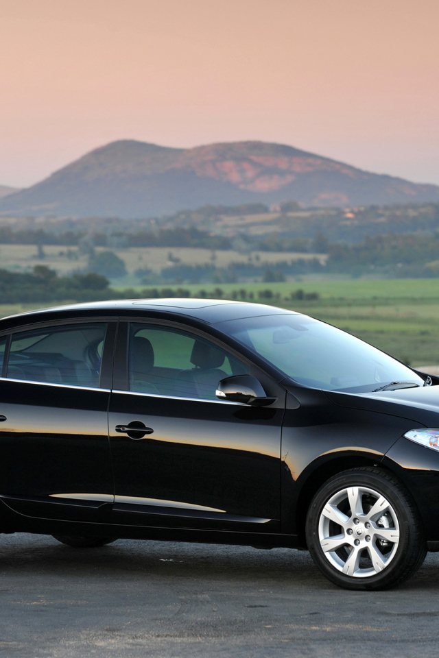 Красивый автомобиль Renault Fluence