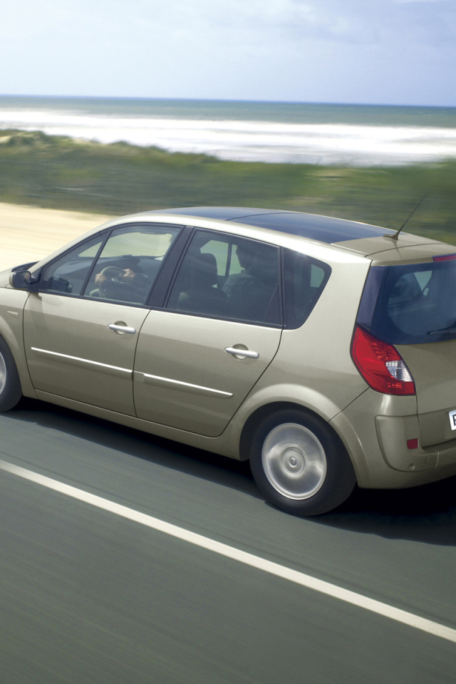 Красивый автомобиль Renault Scenic в Москве