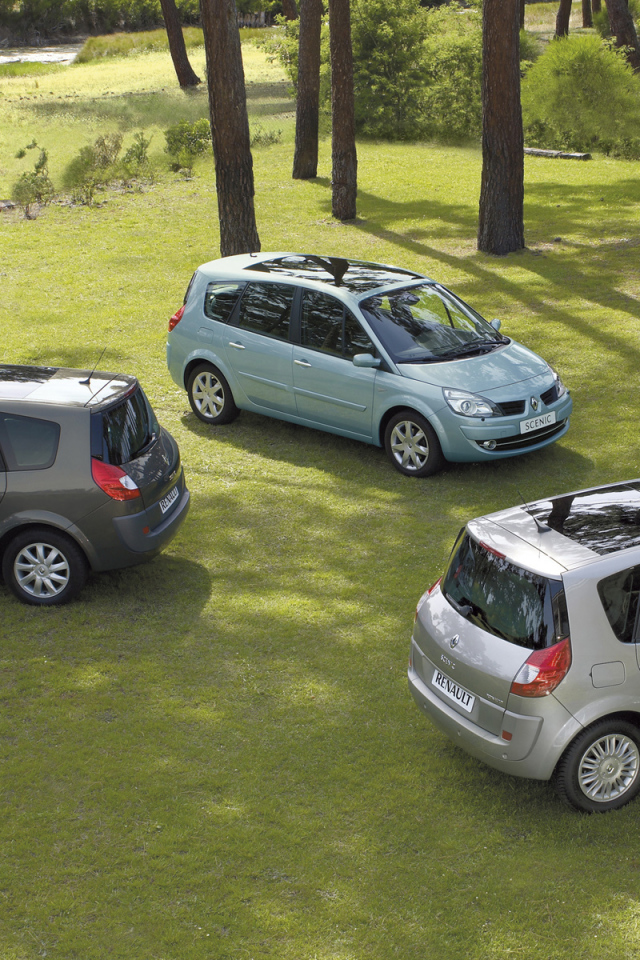 Автомобиль марки Renault модели Scenic