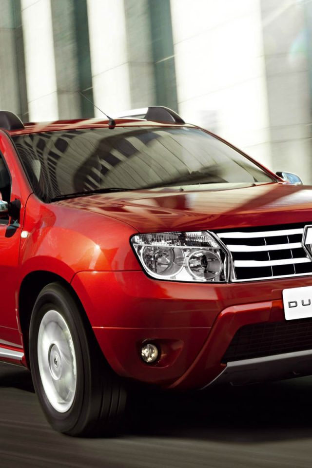 Автомобиль Renault Duster на дороге