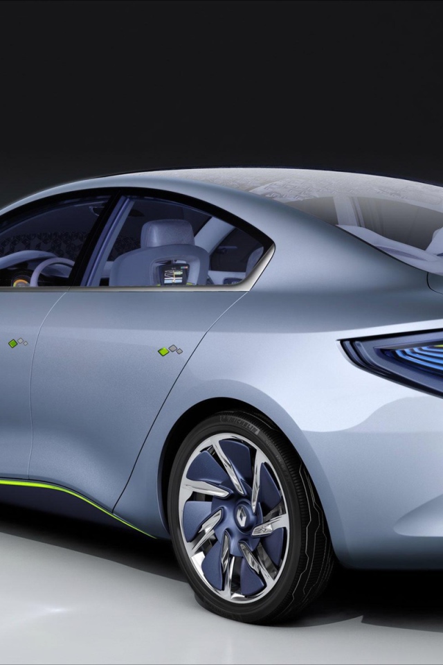 Автомобиль Ренаульт Fluence на дороге