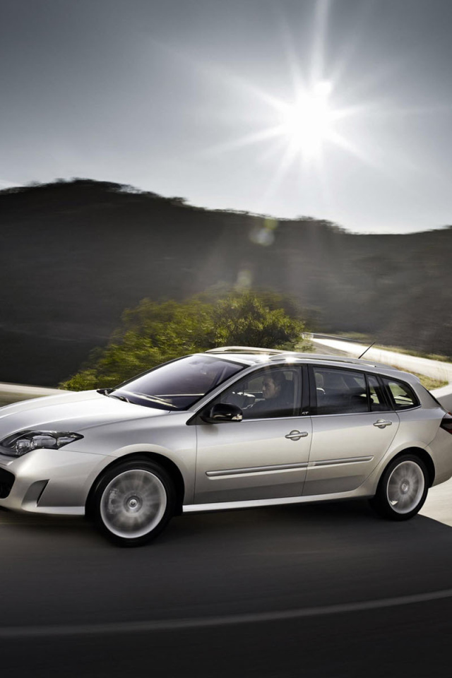 Автомобиль Ренаульт Laguna на дороге