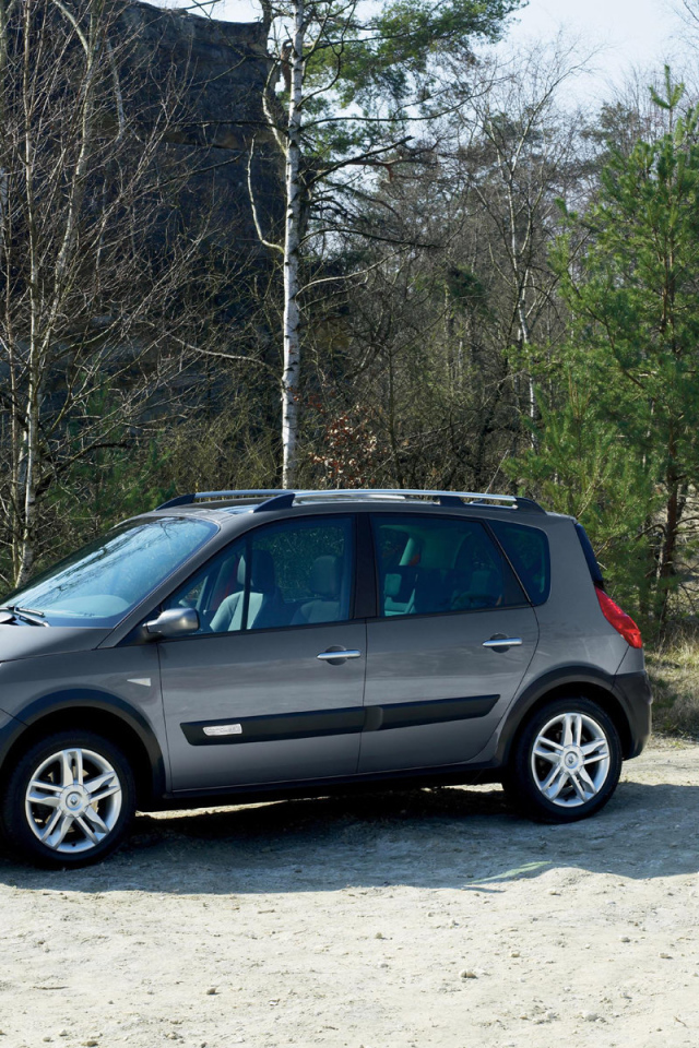 Автомобиль Ренаульт Scenic на дороге