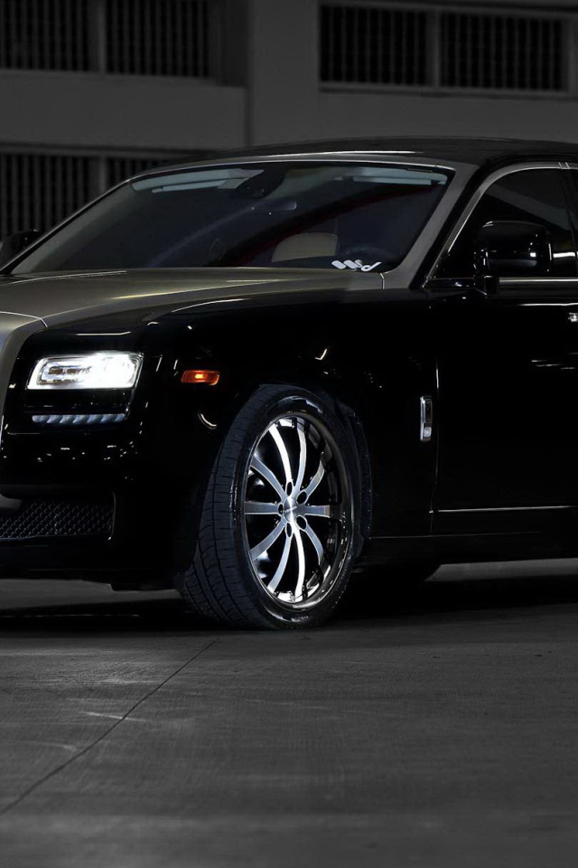 Автомобиль Rolls Royce Ghost на дороге