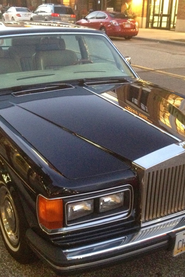 Автомобиль Rolls Royce Silver Spirit на дороге