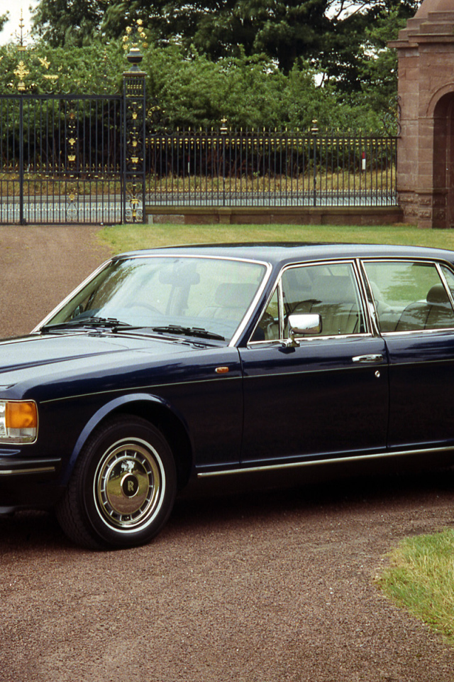 Надежная машина Rolls Royce Silver Spirit