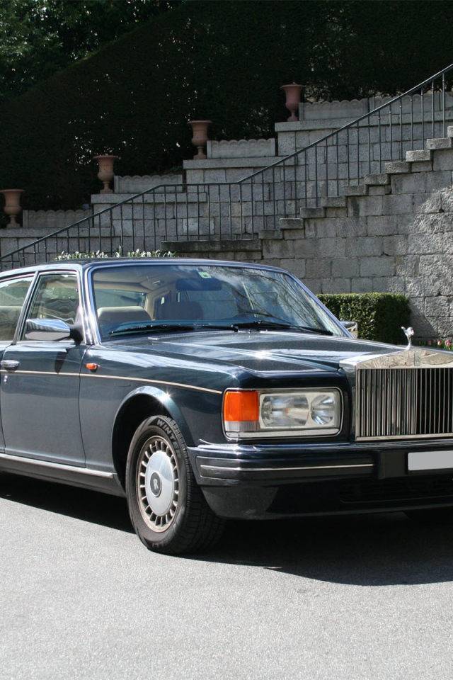 Надежный автомобиль Rolls Royce Silver Spirit