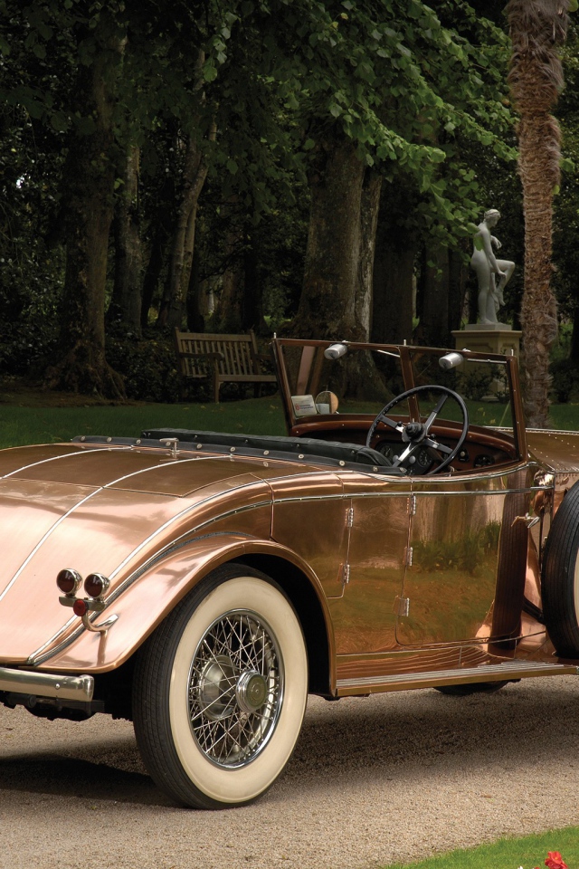 Старинный Ролс Ройс в парке