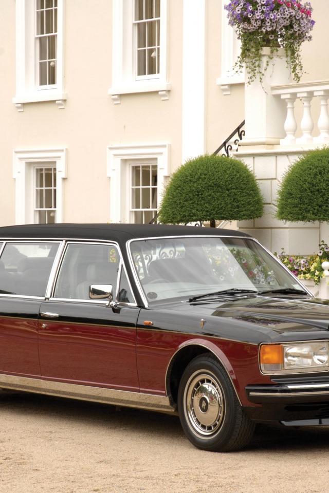  Новая машина Rolls Royce Silver Spirit