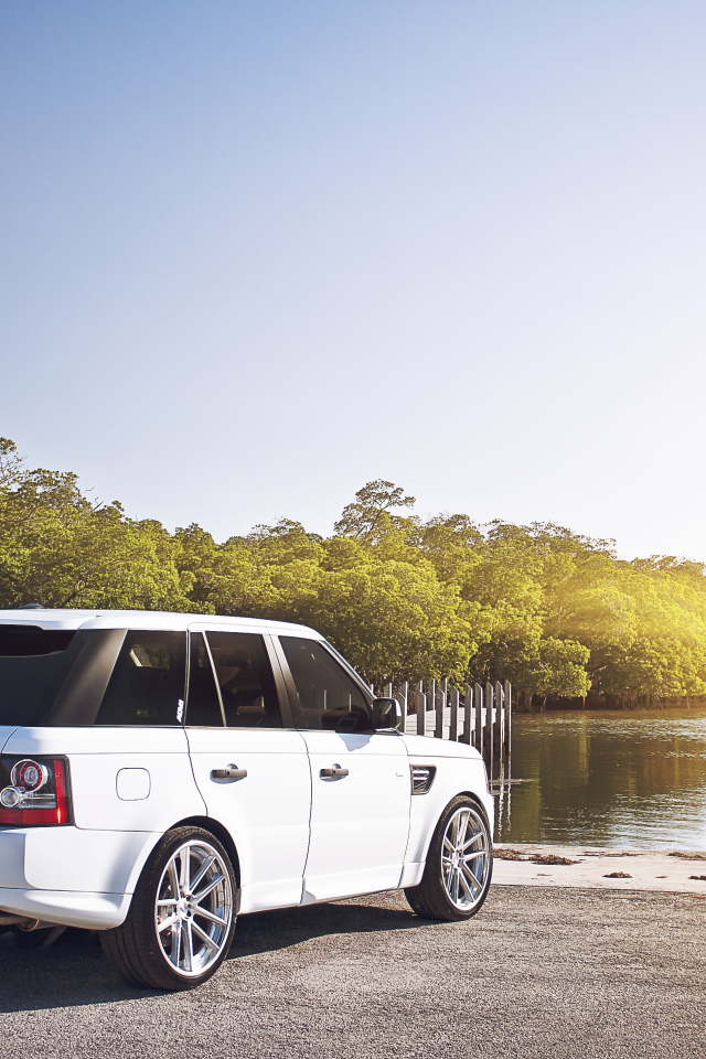 Лэнд Ровер около водоема