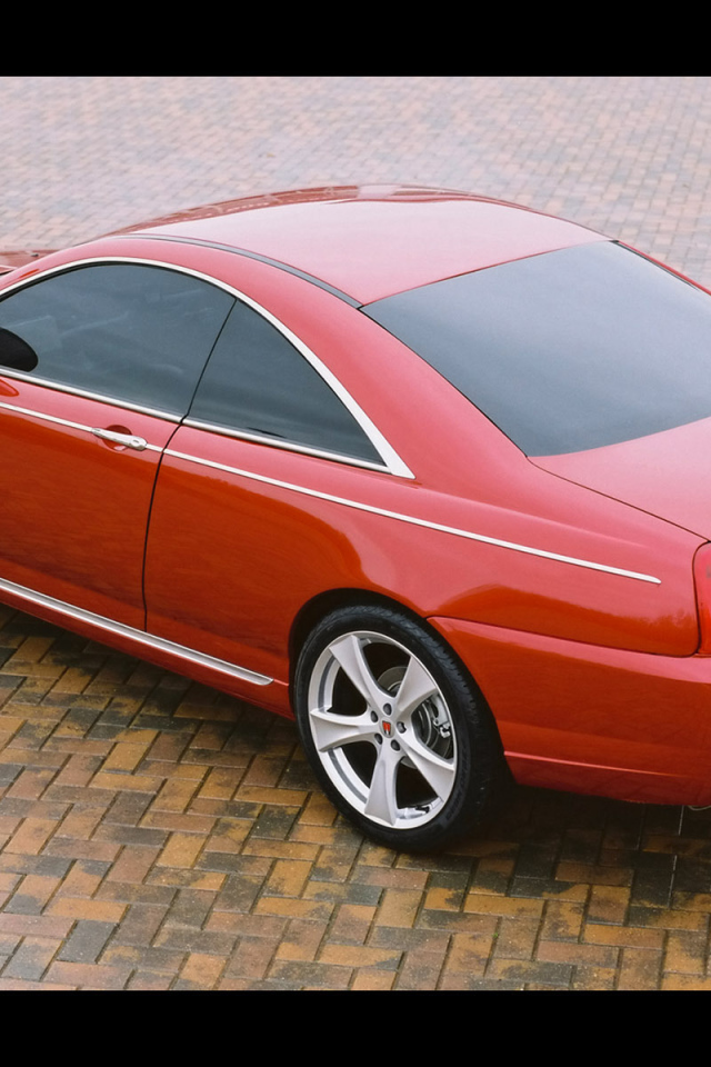 Автомобиль Rover 75 на дороге