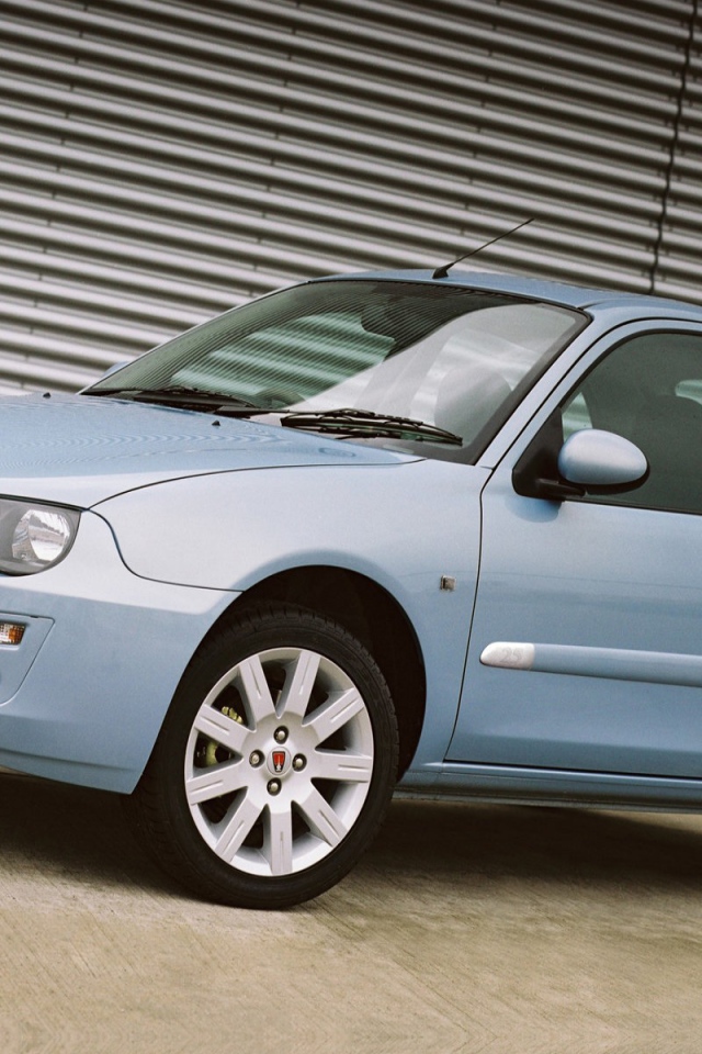 Автомобиль Rover Streetwise на дороге