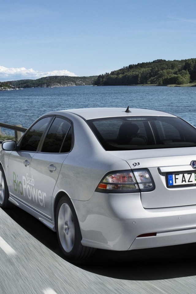 Автомобиль Saab 9-3 на дороге