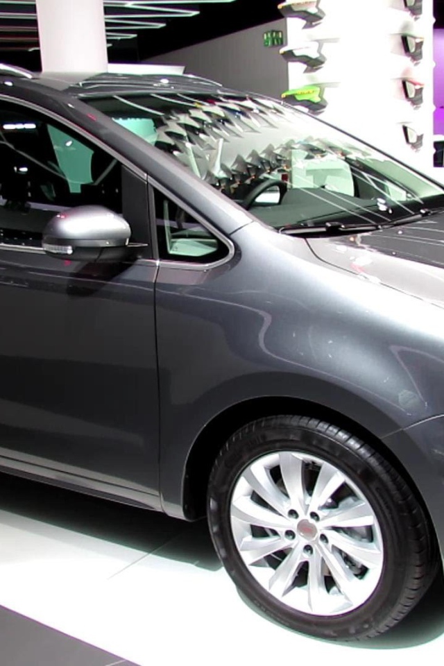 Красивый автомобиль Seat Alhambra в Москве