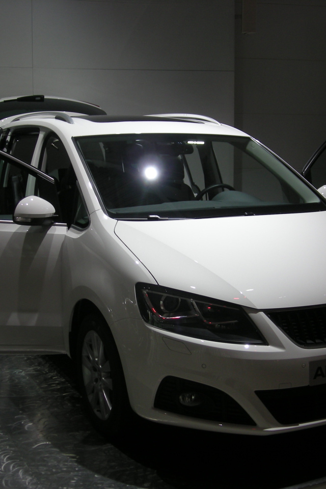 Красивый автомобиль Seat Alhambra