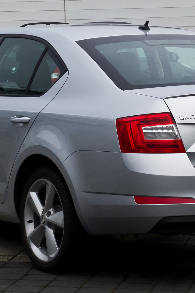 Автомобиль Skoda Octavia 2013 на дороге