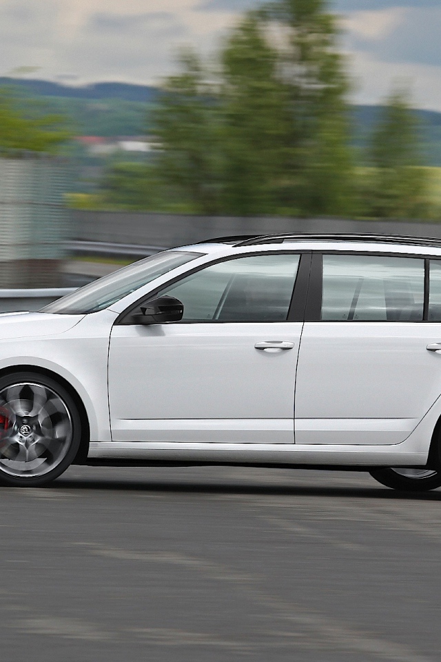 Красивый автомобиль Skoda Octavia 2013