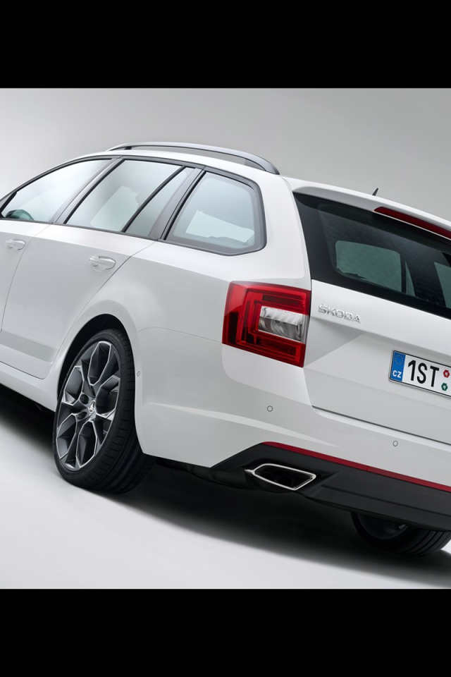 Красивый автомобиль Skoda Octavia 2014 в Москве