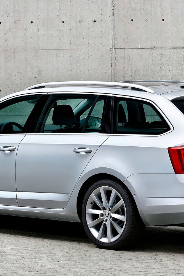 Красивый автомобиль Skoda Octavia Scout 2014 в Москве