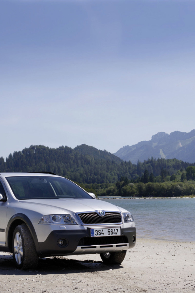 Автомобиль Skoda Octavia Scout 2014 на дороге